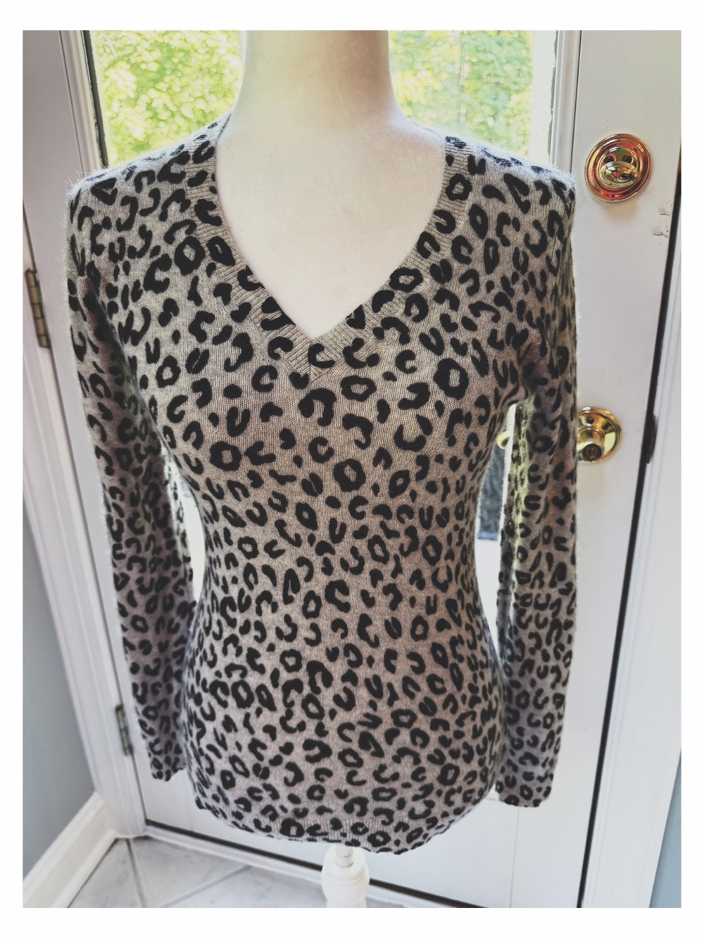 NWOT Cashmere Leopard Print V-Neck Sweater Top - Grey/Black